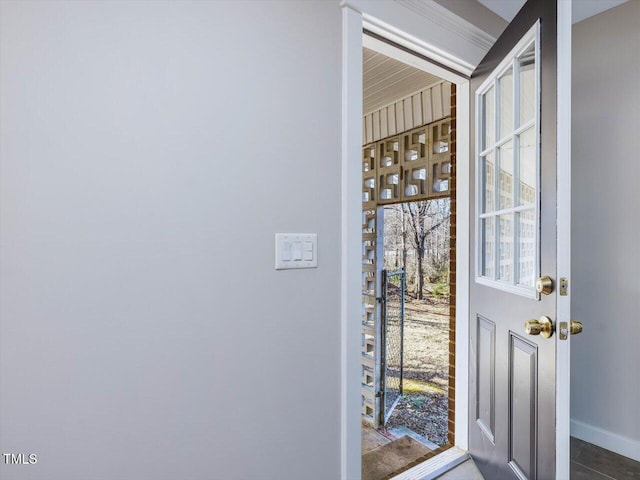 entryway featuring baseboards