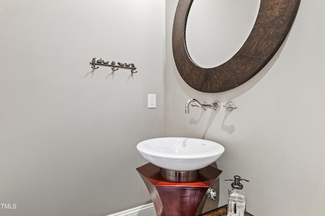 bathroom featuring a sink