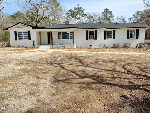 ranch-style home featuring crawl space