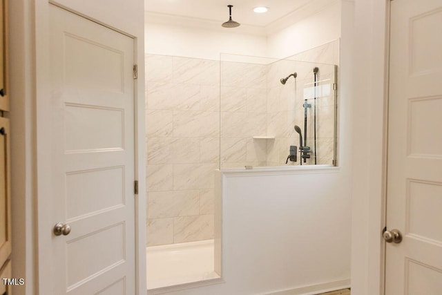 bathroom with crown molding, tiled shower, and recessed lighting