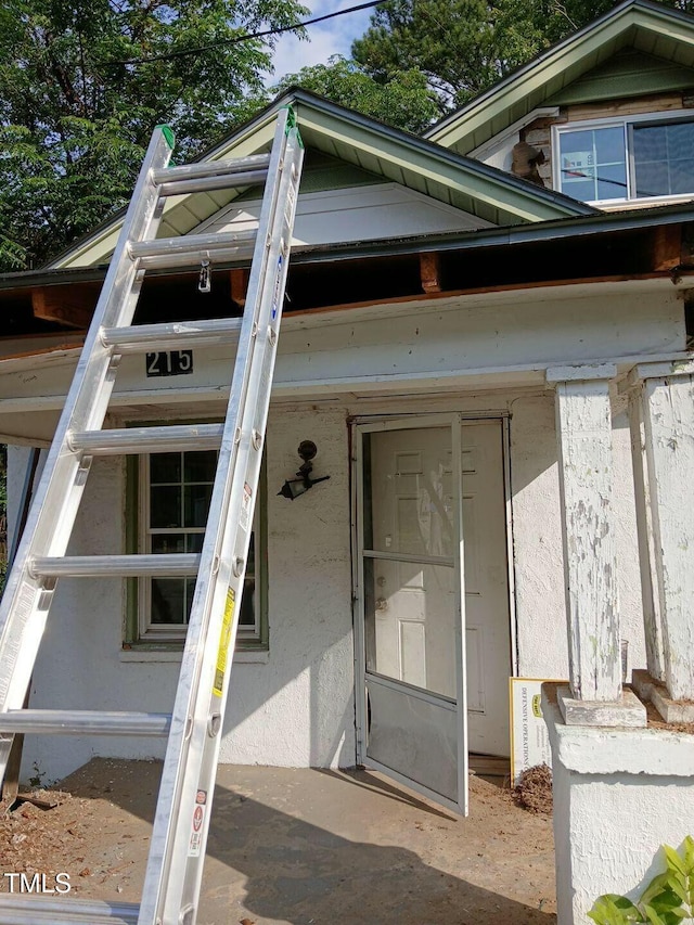 property entrance featuring stucco siding