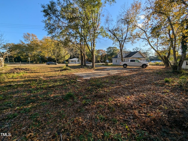 view of yard with driveway