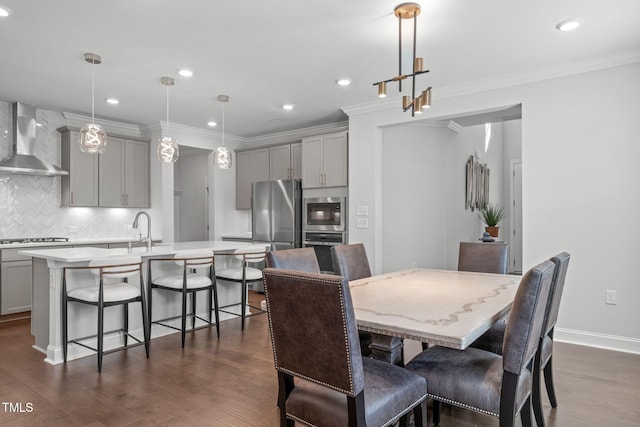 dining area with recessed lighting, dark wood-style flooring, crown molding, and baseboards