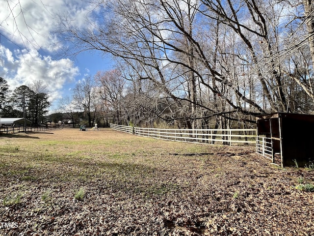 view of yard featuring an outdoor structure