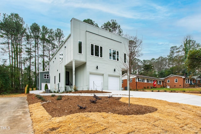 view of front of home featuring driveway and an attached garage