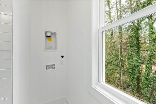 clothes washing area with a wealth of natural light, washer hookup, electric dryer hookup, and laundry area