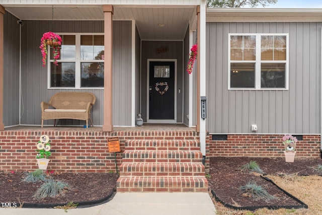 property entrance with a porch and crawl space