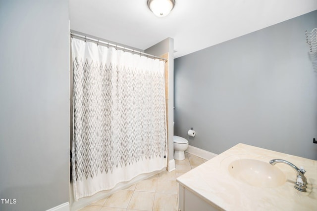 full bath featuring tile patterned floors, toilet, curtained shower, baseboards, and vanity