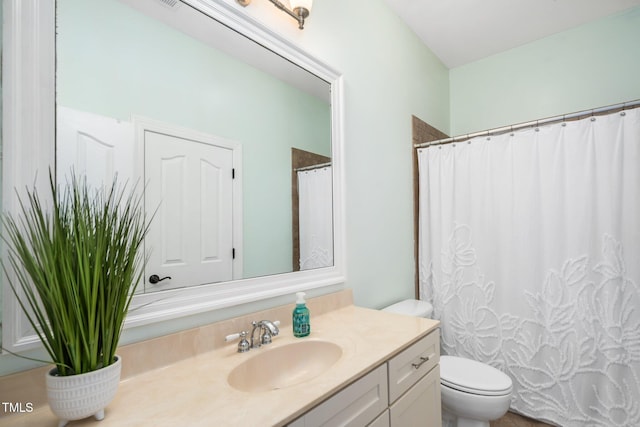 full bath featuring vanity, a shower with shower curtain, and toilet