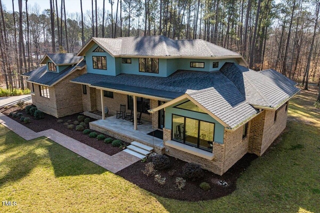 view of front facade with a front lawn, covered porch, and stucco siding