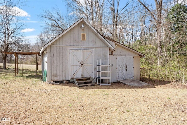 view of outdoor structure featuring an outbuilding