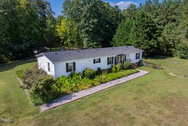 view of front of property featuring a front yard