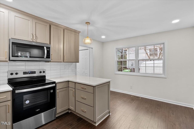 kitchen with visible vents, decorative backsplash, appliances with stainless steel finishes, dark wood-style flooring, and a peninsula