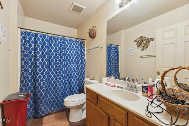 full bathroom with toilet, curtained shower, visible vents, and vanity