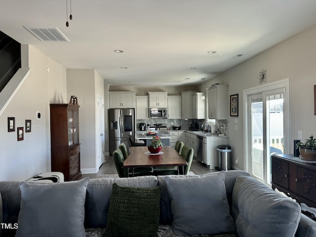 dining space featuring recessed lighting, visible vents, and baseboards