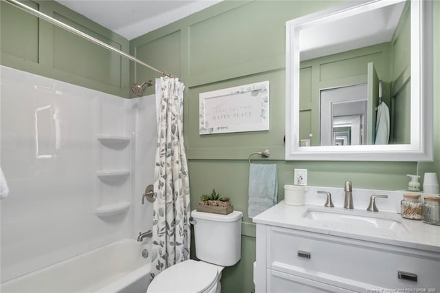 full bath featuring vanity, toilet, and shower / bathtub combination with curtain