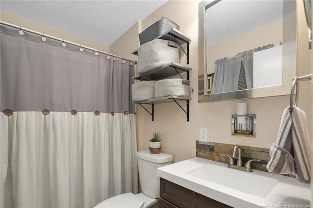 full bath with toilet, a shower with shower curtain, a textured ceiling, and vanity