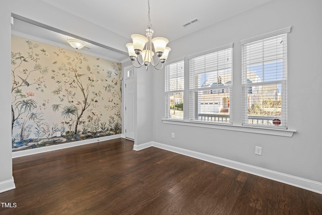 empty room featuring dark wood-style floors, visible vents, an inviting chandelier, and baseboards