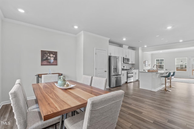 dining area with dark wood-type flooring, recessed lighting, crown molding, and baseboards