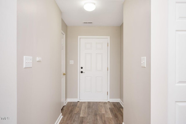 entryway featuring visible vents, wood finished floors, and baseboards