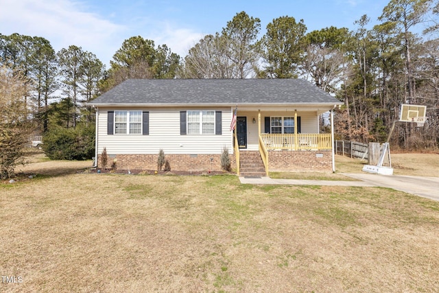 view of front of property with covered porch, a shingled roof, and a front yard