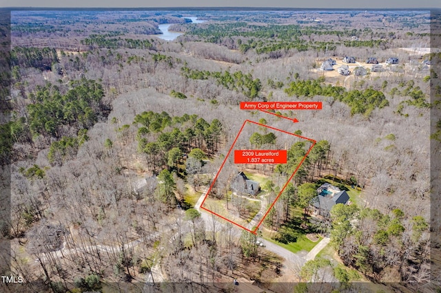 birds eye view of property featuring a forest view