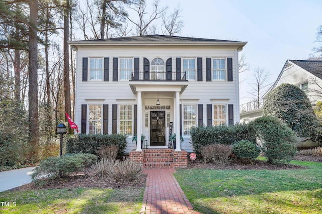 view of front of house featuring a front yard