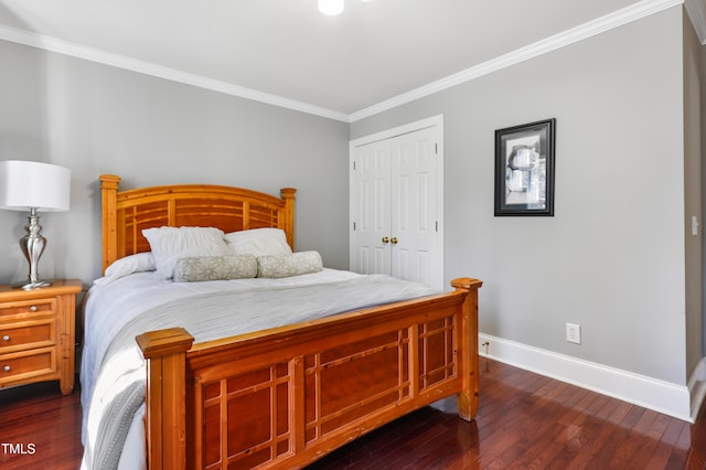 bedroom featuring a closet, baseboards, wood finished floors, and ornamental molding