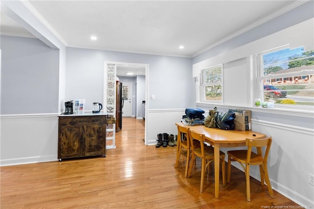 dining room with light wood-type flooring, baseboards, ornamental molding, and recessed lighting