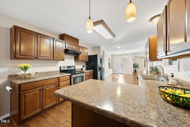 kitchen with electric range, a peninsula, under cabinet range hood, refrigerator with ice dispenser, and a sink