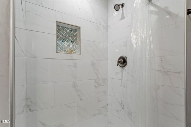 bathroom featuring tiled shower