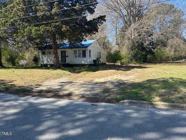 view of front of home featuring a front yard