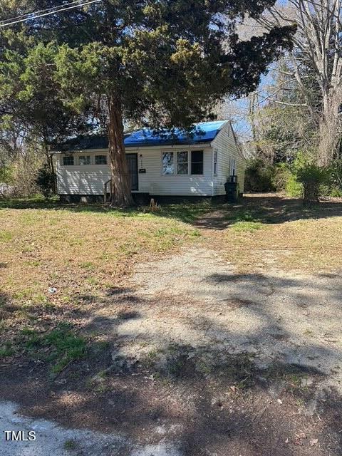 view of front of house with a front yard