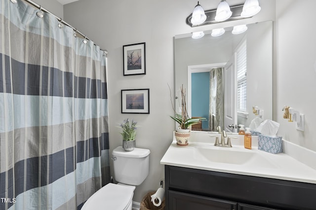 full bath featuring vanity, toilet, and a shower with curtain