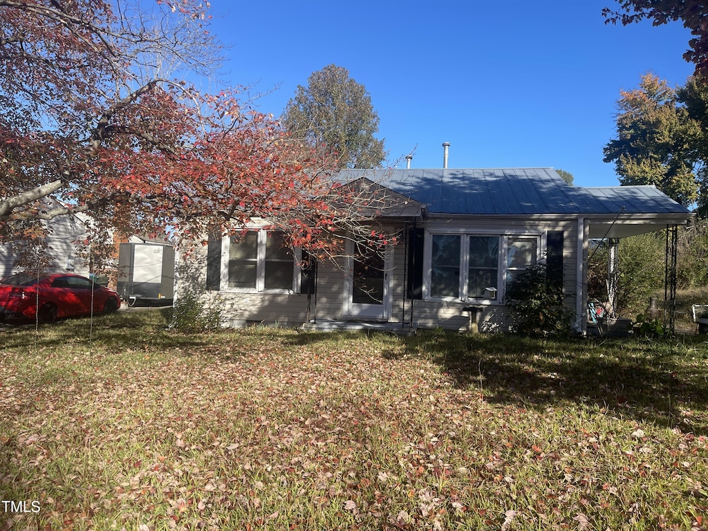 view of front of house with a front lawn