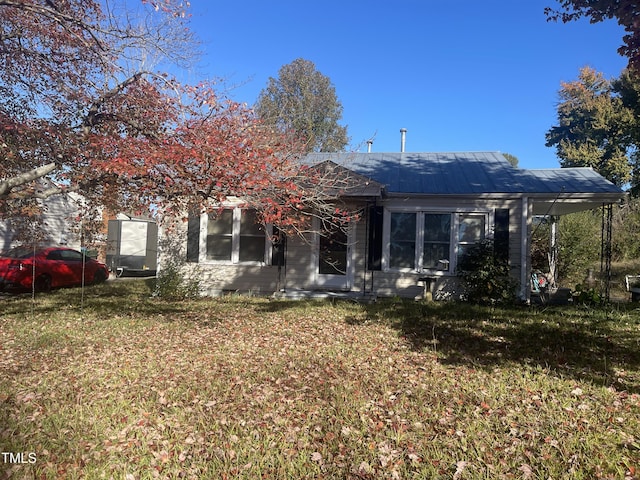 view of front of house with a front lawn