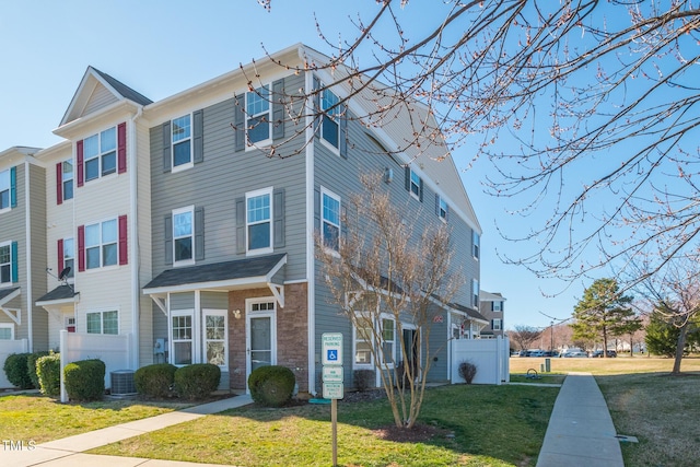 multi unit property featuring a front lawn