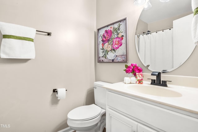 full bathroom featuring a shower with shower curtain, toilet, and vanity