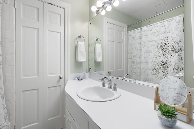 full bathroom featuring a shower with curtain, a closet, and vanity