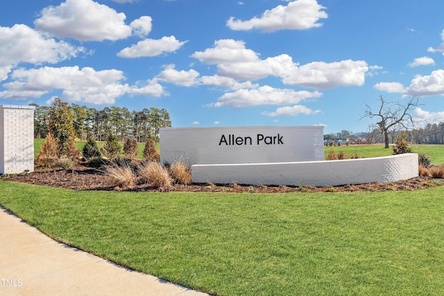 community sign with a lawn