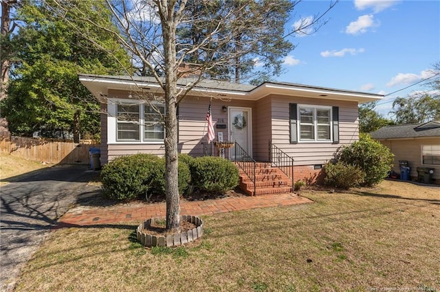 view of front of property featuring crawl space, a front yard, and fence