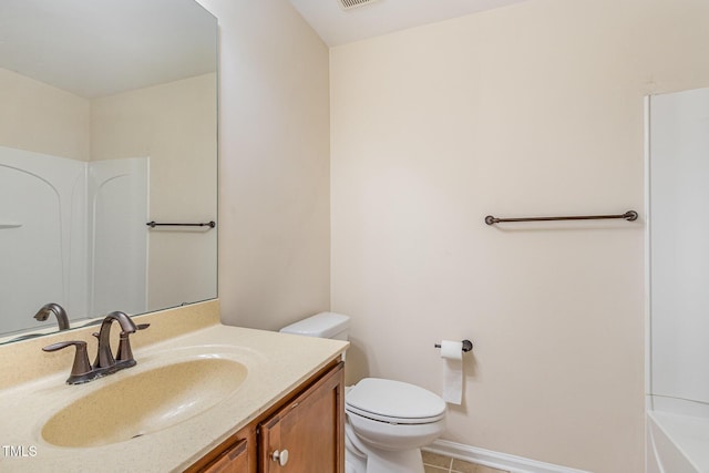 full bathroom featuring toilet, visible vents, vanity, baseboards, and a bathtub