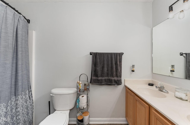 full bath with curtained shower, a sink, toilet, and double vanity