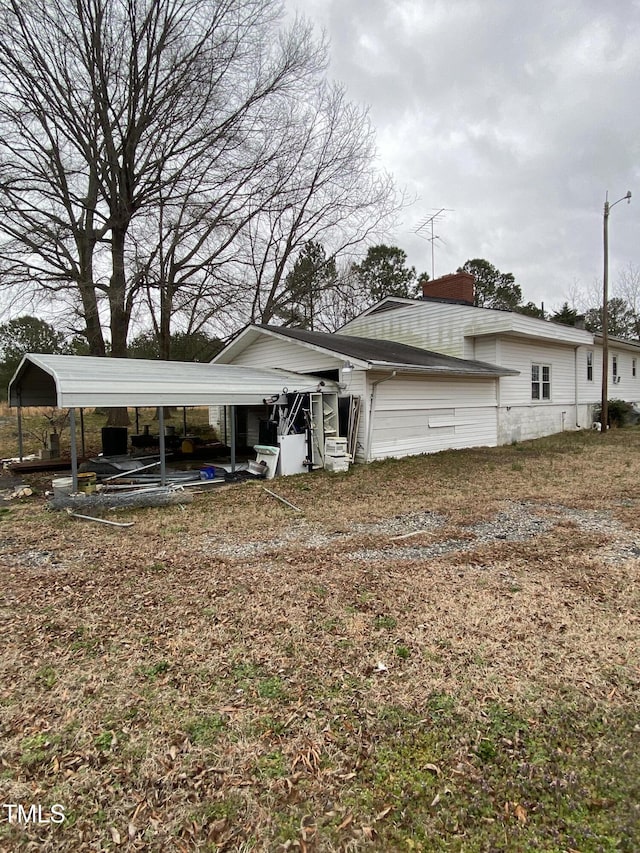 view of front of property featuring a carport