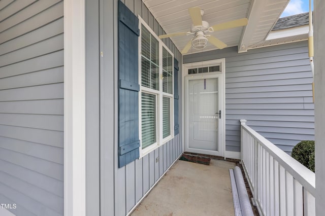 property entrance with a ceiling fan