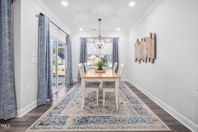 dining space featuring dark wood-style floors, recessed lighting, an inviting chandelier, ornamental molding, and baseboards