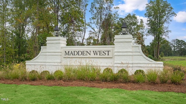 view of community / neighborhood sign