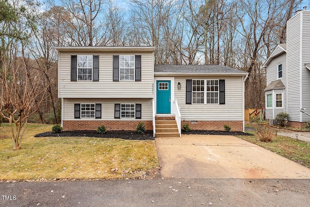 tri-level home featuring entry steps, a front lawn, and crawl space