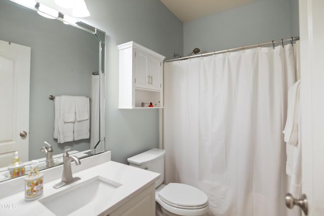 bathroom featuring a shower with curtain, vanity, and toilet