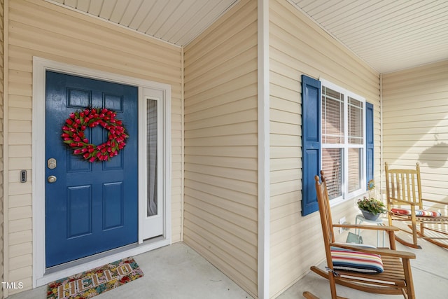 entrance to property featuring a porch